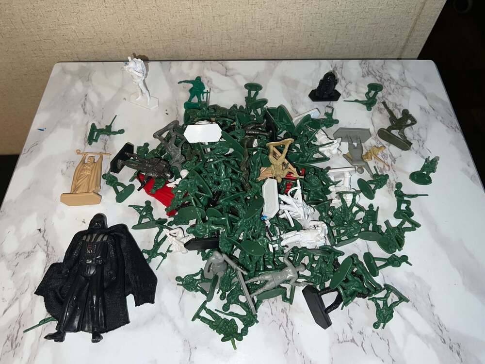 VTG Lot of Assorted Star Wars Plastic Army Men and Figures